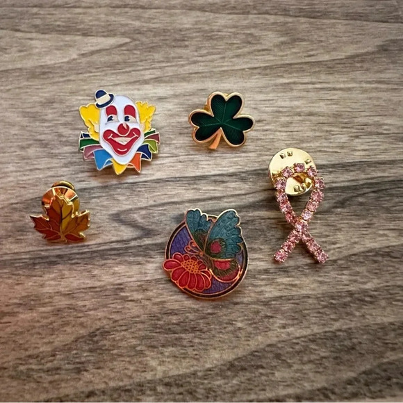 Accessories - Lot of five pins including a clown, clover, leaf pins
